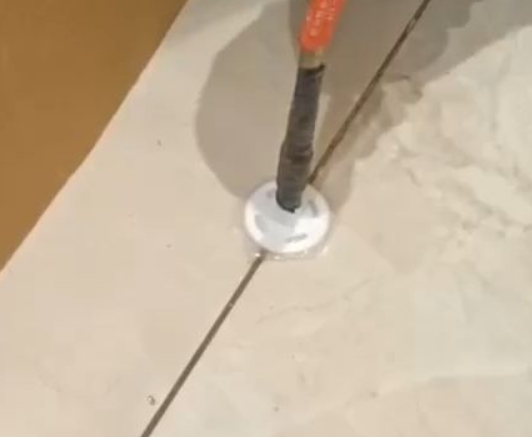 黄陵瓷砖空鼓维修公司专业解答瓷砖在铺贴过程中，如果没有涂抹均匀到位的粘结材料（如水泥砂浆或瓷砖胶），可能会导致以下问题
