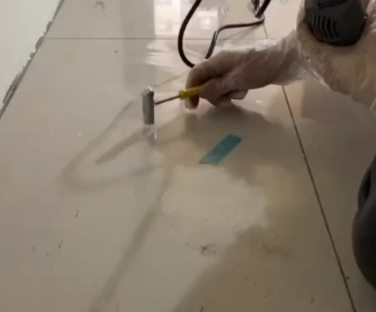 黄陵瓷砖开裂维修公司专业分享瓷砖在铺贴前如果没有沥干水分，将会导致以下问题